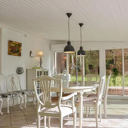 Nice In W/ Wifi And 4 Bedrooms Vakantiehuis
