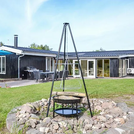 Nice In W/ Wifi And 4 Bedrooms Vakantiehuis Skibby